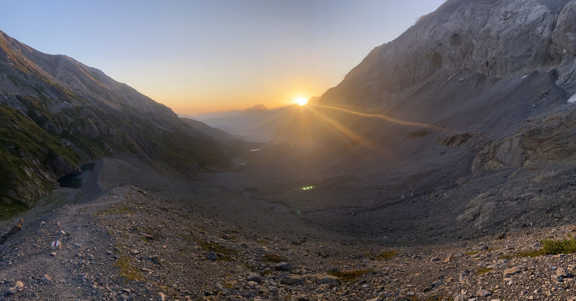Sonnenaufgang im Bergtal