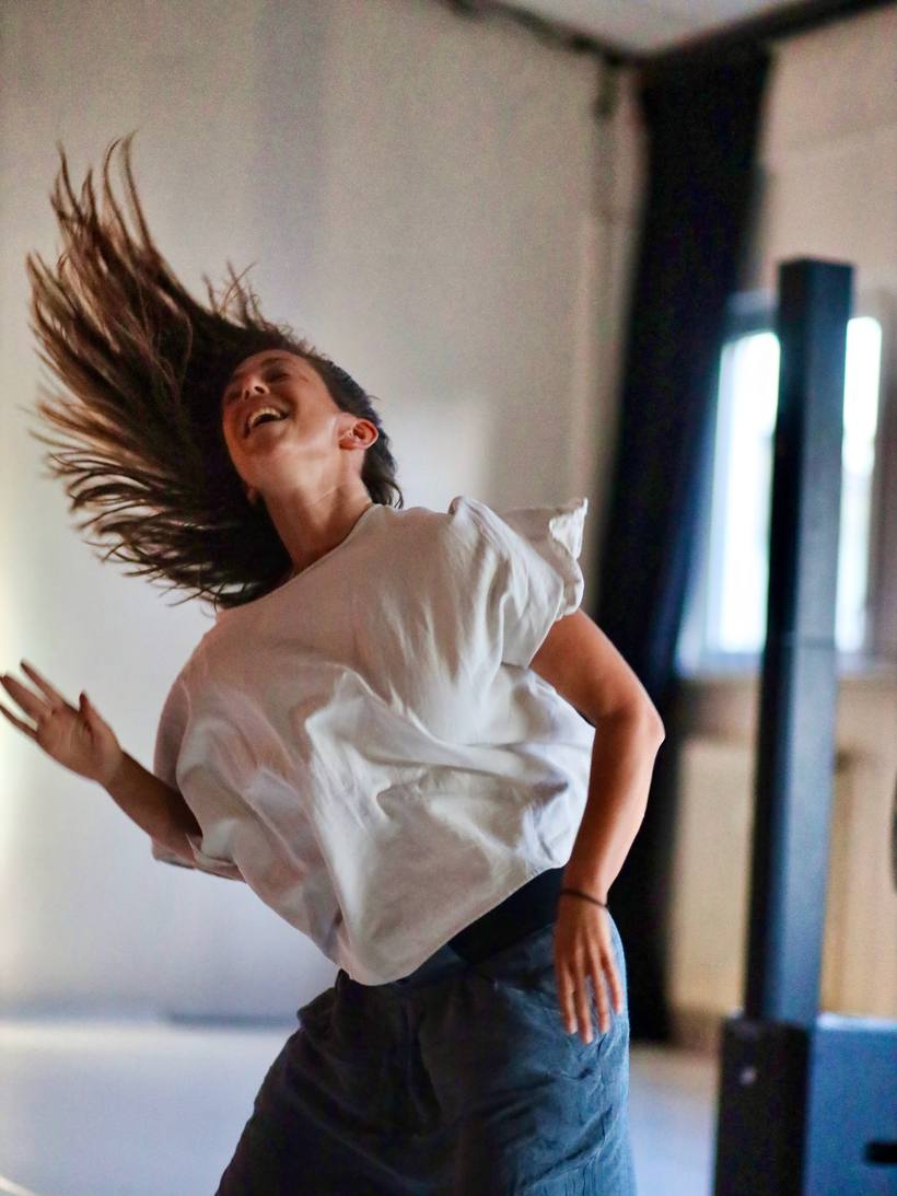 T&auml;nzerin in freier Bewegung im Studio Pro Arte, Freiburg