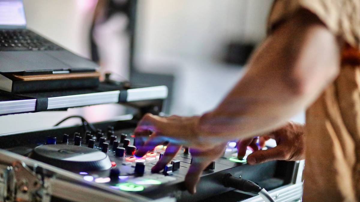 J Kobi am Mischpult &mdash; DJ-Set f&uuml;r Ecstatic Dance und Retreats