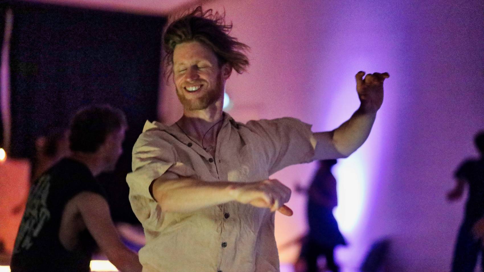 Essential Dance in Freiburg — Menschen tanzen frei im Studio Pro Arte