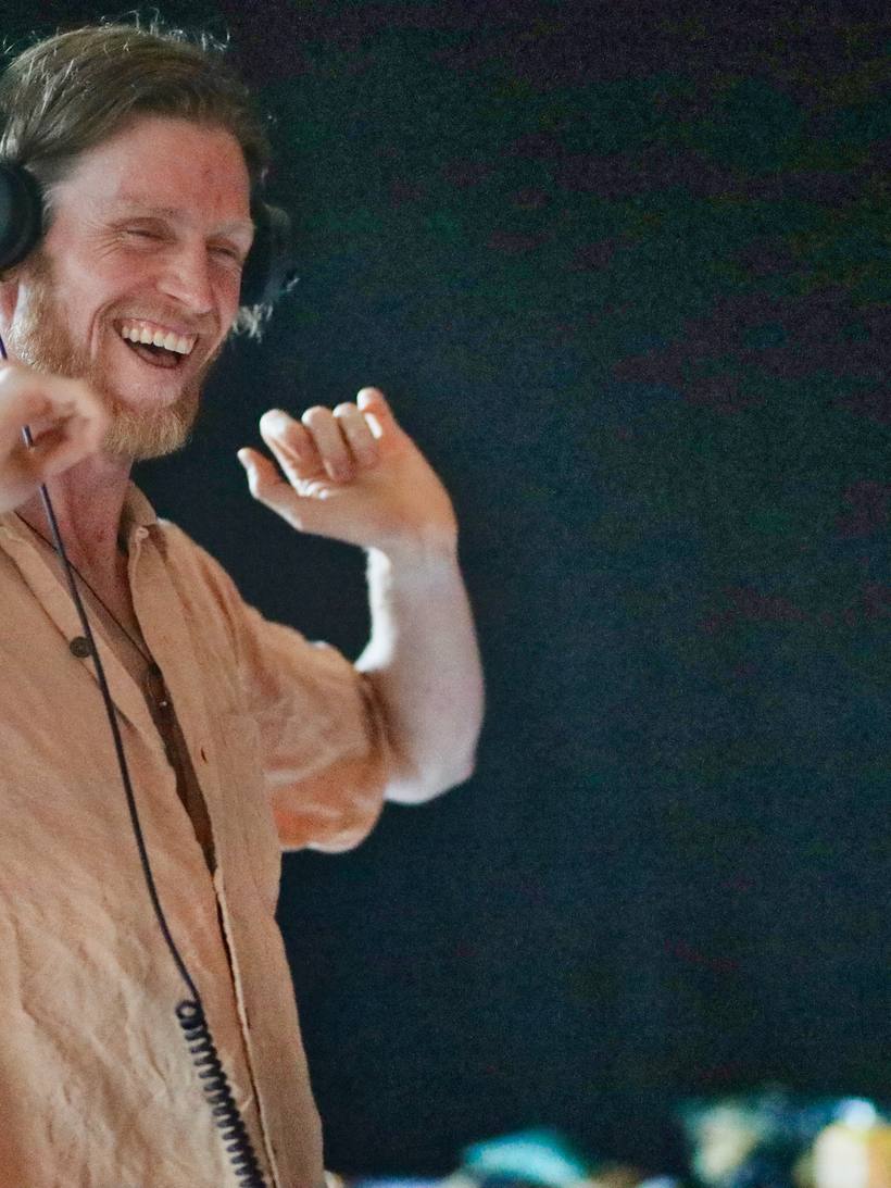 Jakob, DJ und Facilitator, lachend mit Kopfh&ouml;rern beim Essential Dance